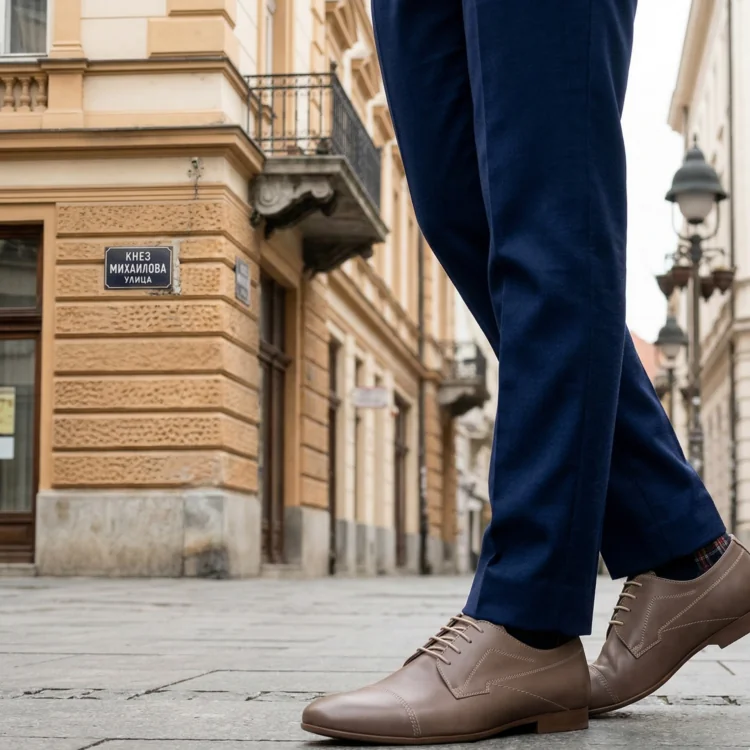 muske kozne cipele u sivoj boji, slika muskarca na ulici